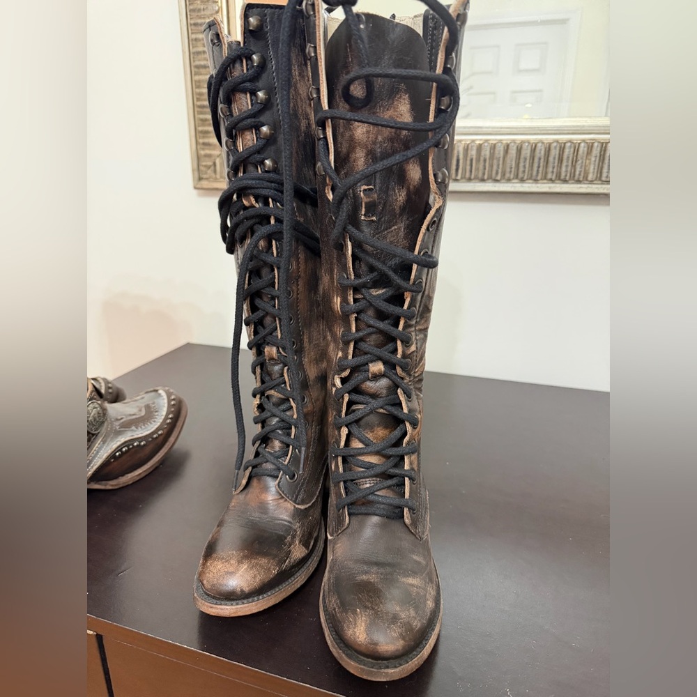 Freebird by Steven Grany Distressed Black and Brown Lace-Up Boots 7 - Picture 9 of 11